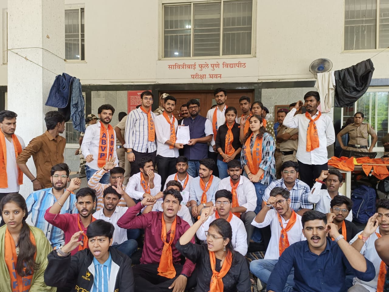 विद्यापीठातील अभाविपचे ‘थाळी बजावो आंदोलनाला यश; विद्यार्थ्यांना सरसकट परीक्षा शुल्क परतावा देण्याचे विद्यापीठाचे आश्वासन