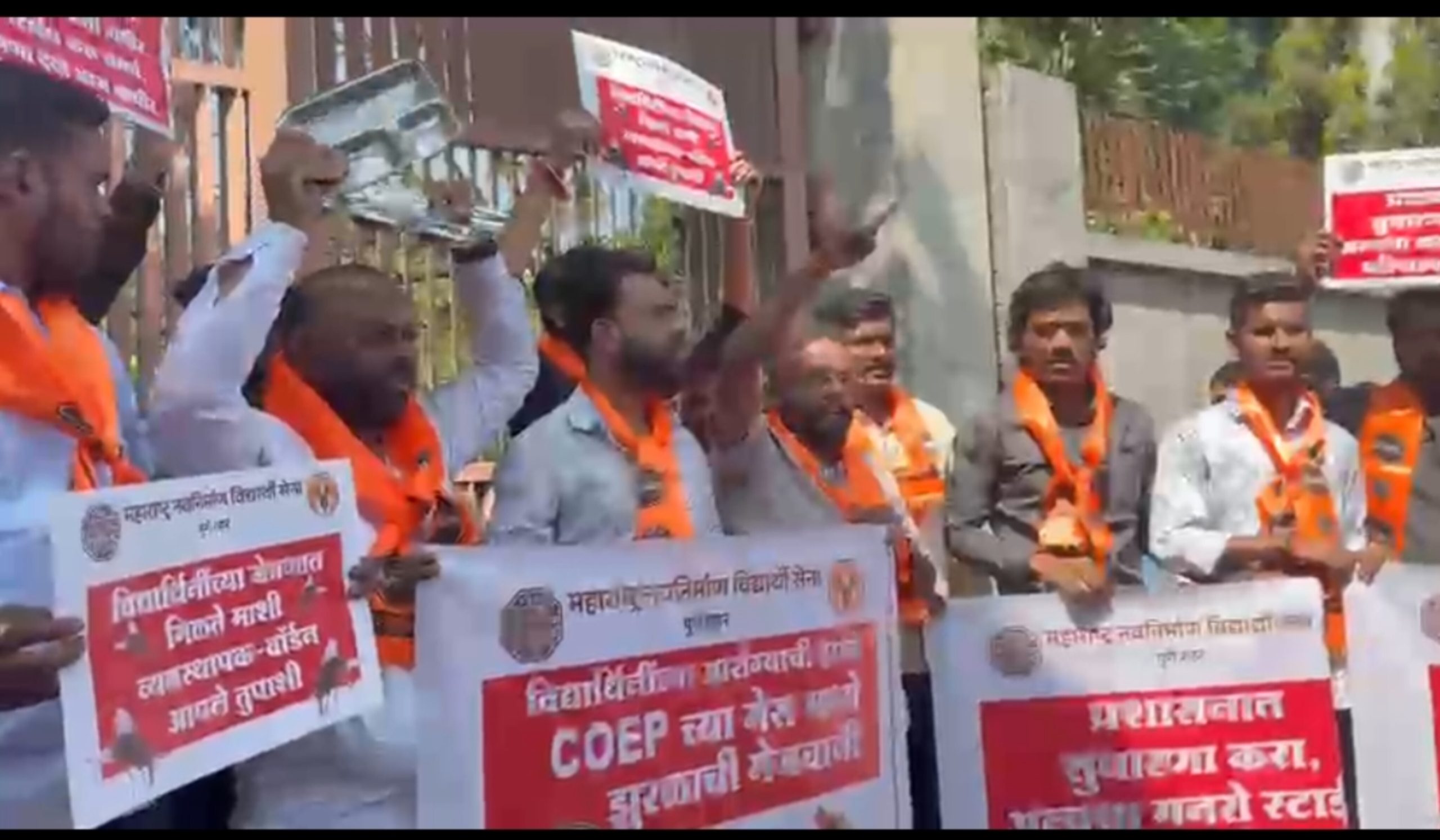 मनविसेचे आक्रमक आंदोलन : COEP गर्ल्स हॉस्टेल रेक्टरला झुरळांचे ताट भेट; ७२ तासांत असुविधा दुर करा अन्यथा प्रशासनाला असुविधा निर्माण करू